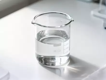 Ein klares Glasgefäß mit Flüssigkeit auf einem sterilen Labortisch in einer klinischen Forschungsumgebung. - Foto: über boerse-global.de