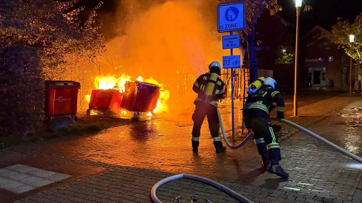 FW-AUR: Brennender Unterstand bedroht Gebäude - Bild: presseportal.de