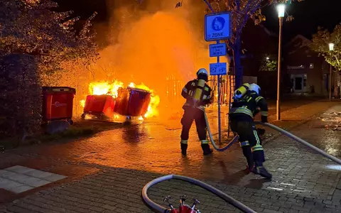 FW-AUR: Brennender Unterstand bedroht Gebäude - Foto: presseportal.de