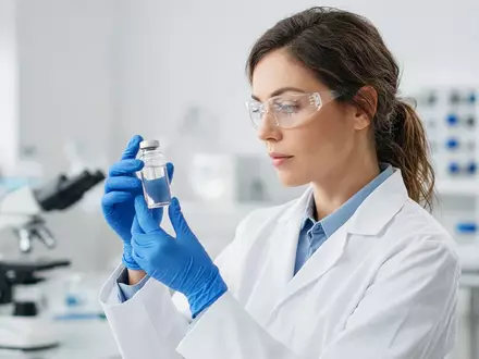 Wissenschaftler in einem modernen Labor hält ein medizinisches Probenröhrchen für die klinische Forschung. - Foto: über boerse-global.de