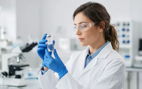 Wissenschaftler in einem modernen Labor hält ein medizinisches Probenröhrchen für die klinische Forschung. - Foto: über boerse-global.de