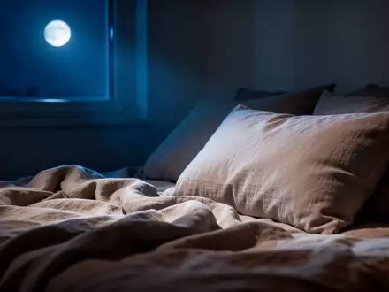 Ein ruhig gestaltetes Schlafzimmer bei Nacht mit sanftem Mondlicht, das auf ein ungemachtes Bett fällt. - Foto: über boerse-global.de