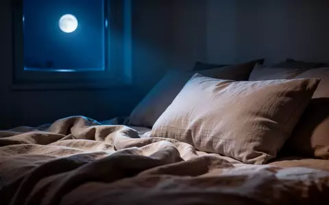 Ein ruhig gestaltetes Schlafzimmer bei Nacht mit sanftem Mondlicht, das auf ein ungemachtes Bett fällt. - Foto: über boerse-global.de