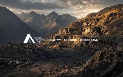 Abstrakte Darstellung einer geologischen Rohstoffgewinnung in einer Berglandschaft bei goldenem Licht. - Foto: über boerse-global.de