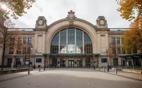 Die Architektur des Bremer Hauptbahnhofs bei Tageslicht mit weitläufigen Vorplatzflächen und sauberer Fassade. - Foto: über boerse-global.de