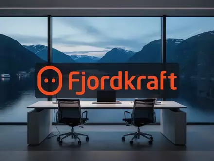 Modernes Büro mit Blick auf einen Fjord bei Dämmerung, symbolisiert Stabilität und Struktur im Energiesektor. - Foto: über boerse-global.de