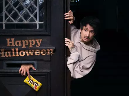 Halloween-Umfrage 2026: Deutschland fiebert Halloween entgegen / Endlich wieder Halloween!: YouTube-Legende Julien Bam und M&M'S® starten den Grusel-Countdown - Foto: presseportal.de