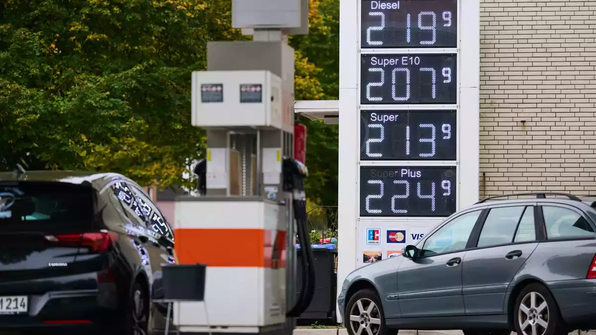 Nicht überall fiel der Preis für Super E10 unter zwei Euro.  - Bild: Sina Schuldt/dpa