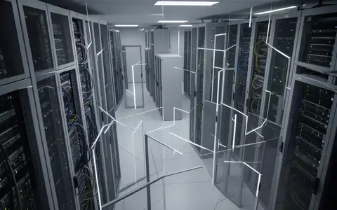 Reihen von Server-Racks in einem modernen Rechenzentrum bei gedimmter Beleuchtung. - Foto: über boerse-global.de