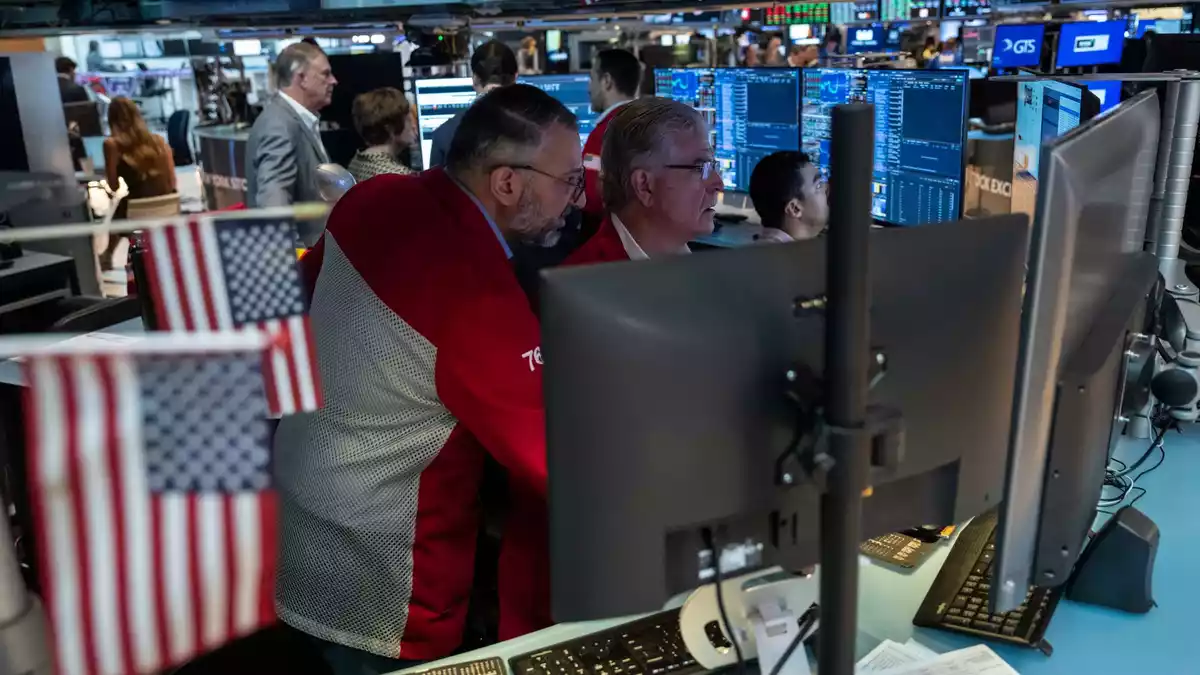 Händler an der Wall Street: In den USA steigen die Renditen von Staatsanleihen immer mehr an.(Archivbild) - Bild: Yuki Iwamura/AP/dpa