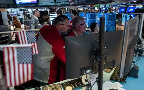 Händler an der Wall Street: In den USA steigen die Renditen von Staatsanleihen immer mehr an.(Archivbild) - Foto: Yuki Iwamura/AP/dpa