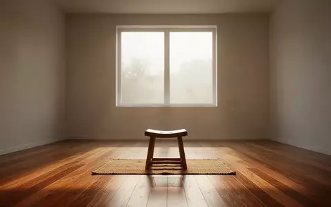 Ein minimalistischer, leerer Meditationsraum mit Holzboden und weichem, natürlichem Licht. - Foto: über boerse-global.de