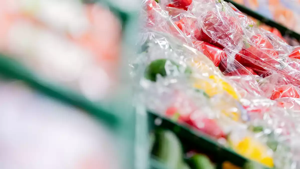 Obst und Gemüse steckt in Supermärkten oft in Plastikverpackungen. (Archivbild) - Bild: Rolf Vennenbernd/dpa