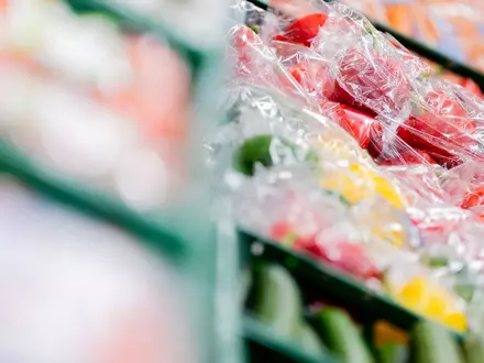Obst und Gemüse steckt in Supermärkten oft in Plastikverpackungen. (Archivbild) - Foto: Rolf Vennenbernd/dpa