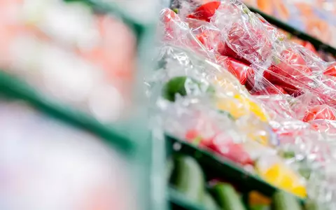 Obst und Gemüse steckt in Supermärkten oft in Plastikverpackungen. (Archivbild) - Foto: Rolf Vennenbernd/dpa