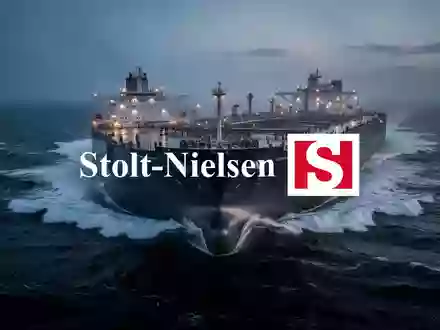 Ein großes Tankschiff auf stürmischer See bei Dämmerung, das die maritime Logistik und Schifffahrtsbranche darstellt. - Foto: über boerse-global.de