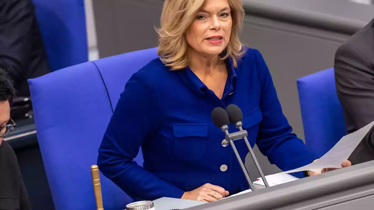 Bundestagspräsidentin Julia Klöckner (CDU) sagt, man müsse grundsätzlich dahin gehen, wo die politische Meinungsbildung stattfinde. (Archivbild) - Bild: Michael Kappeler/dpa