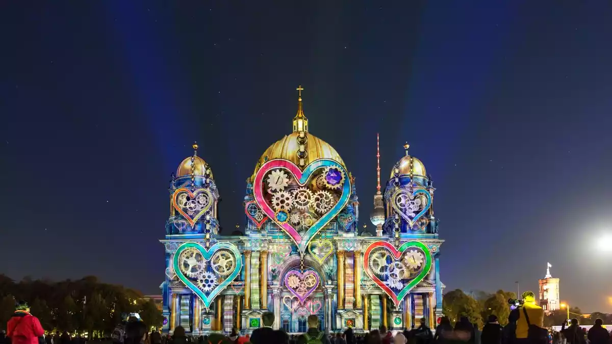 22. FESTIVAL OF LIGHTS zeigt vom 9. bis 18. Oktober an rund 40 Orten in Berlin Colours of Love - Ein leuchtendes Fest für die Liebe - Bild: presseportal.de