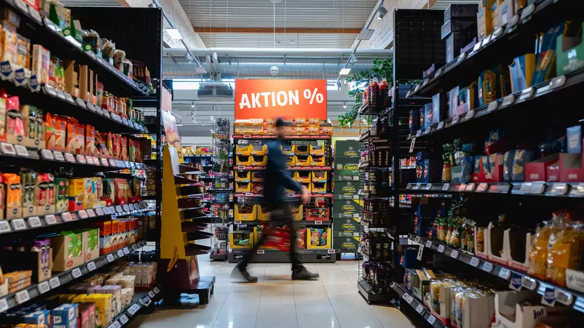 Preissteigerungen werden an der Supermarktkasse besonders deutlich. (Symbolbild) - Bild: Jacob Schröter/dpa