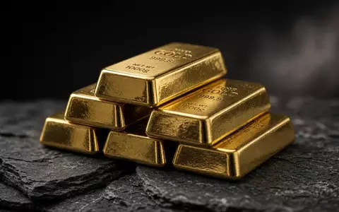 Gestapelte Goldbarren auf einer dunklen Schieferplatte bei natürlichem Licht. - Foto: über boerse-global.de