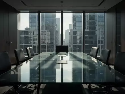 Ein leerer, modern eingerichteter Konferenzraum in einem Bürogebäude bei gedimmtem Licht. - Foto: über boerse-global.de