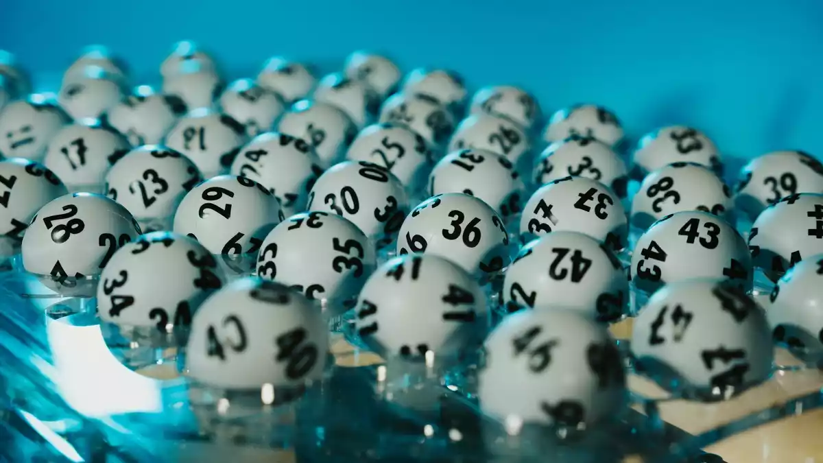 LOTTO 6aus49: Nordrhein-Westfale knackt den Jackpot / Weiterer Hochgewinn bei Zusatzlotterie SUPER 6 - Bild: presseportal.de
