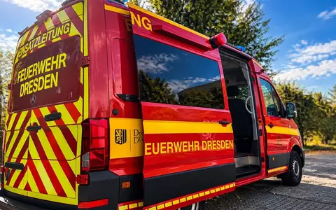 FW Dresden: Person in Waschanlage eingeklemmt - Feuerwehr befreit Mann aus Notlage - Foto: presseportal.de