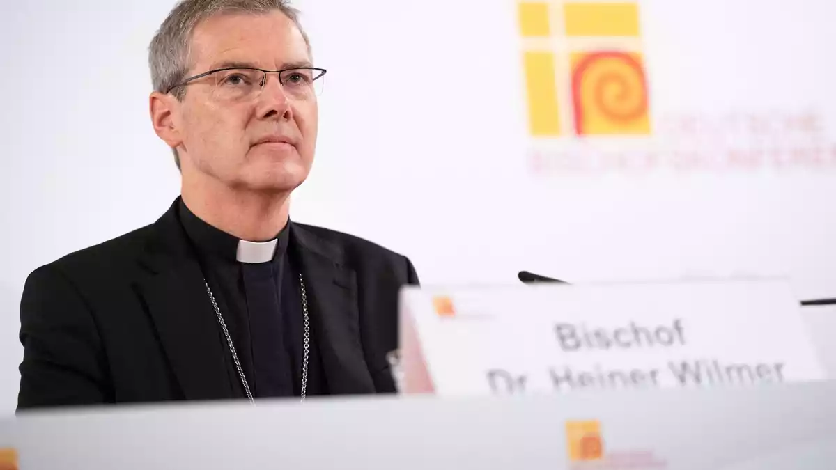 Der Vorsitzende der Bischofskonferenz, Heiner Wilmer, verweist auf Menschenwürde, Nächstenliebe und demokratische Kultur als Antwort der Kirche. - Bild: Florian Wiegand/dpa