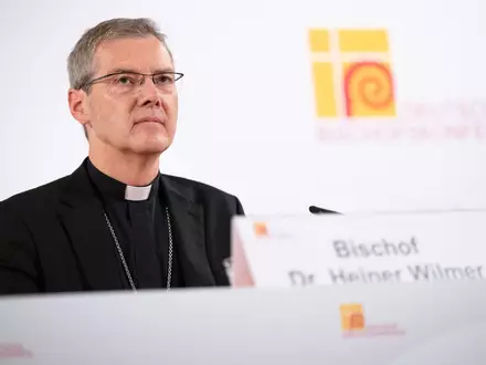 Der Vorsitzende der Bischofskonferenz, Heiner Wilmer, verweist auf Menschenwürde, Nächstenliebe und demokratische Kultur als Antwort der Kirche. - Foto: Florian Wiegand/dpa