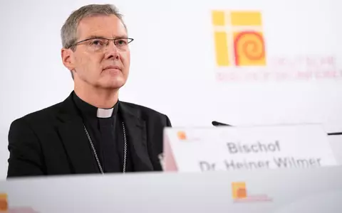 Der Vorsitzende der Bischofskonferenz, Heiner Wilmer, verweist auf Menschenwürde, Nächstenliebe und demokratische Kultur als Antwort der Kirche. - Foto: Florian Wiegand/dpa