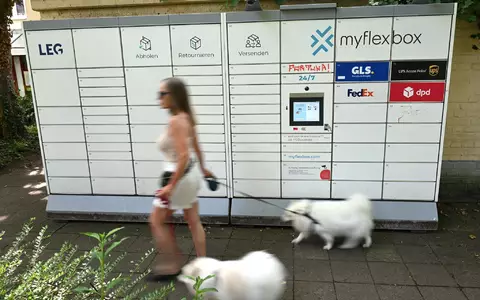 Myflexbox-Automat an einem Düsseldorfer Mietshaus.  - Foto: Wolf von Dewitz/dpa