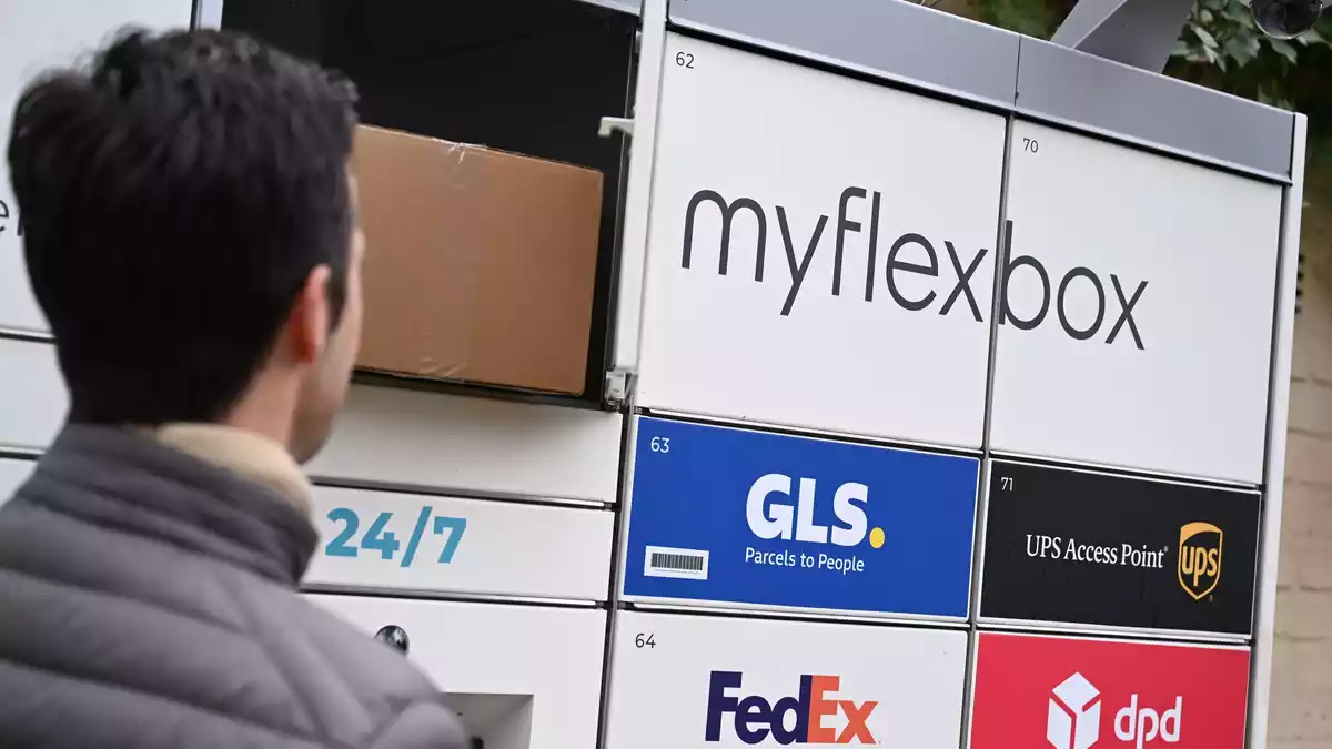 Bei Myflexbox lagern GLS, UPS, Fedex, DPD und Amazon Pakete ein.  - Bild: Wolf von Dewitz/dpa