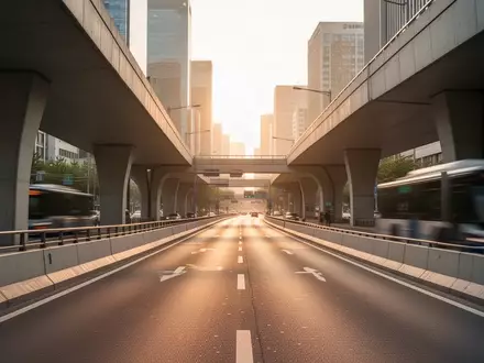 Eine leere, moderne Busspur in einer südkoreanischen Stadt bei Sonnenuntergang mit minimalistischer Infrastruktur. - Foto: über boerse-global.de