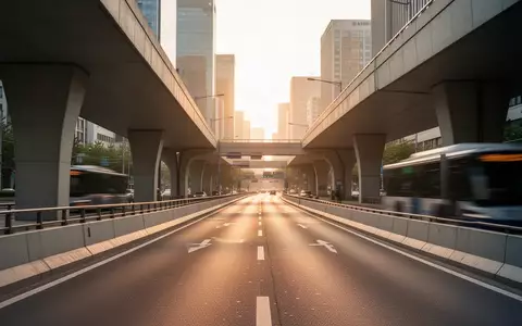 Eine leere, moderne Busspur in einer südkoreanischen Stadt bei Sonnenuntergang mit minimalistischer Infrastruktur. - Foto: über boerse-global.de