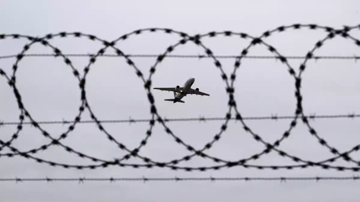 Künftig dürfen EU-Staaten abgelehnte Asylbewerber auch in Zentren außerhalb der EU bringen. (Symbolbild)  - Bild: Julian Stratenschulte/dpa