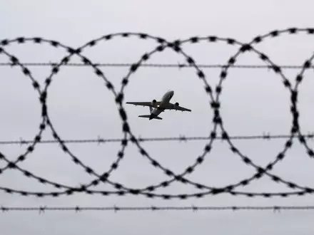 Künftig dürfen EU-Staaten abgelehnte Asylbewerber auch in Zentren außerhalb der EU bringen. (Symbolbild) - Foto: Julian Stratenschulte/dpa