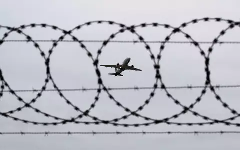 Künftig dürfen EU-Staaten abgelehnte Asylbewerber auch in Zentren außerhalb der EU bringen. (Symbolbild)  - Foto: Julian Stratenschulte/dpa