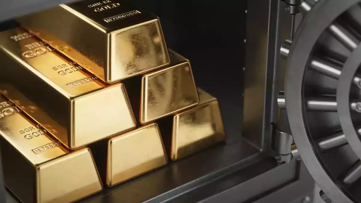 Gold Gains as Bank of Korea Plans December Purchase and ETFs Extend Inflows