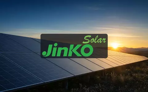 Moderne Solarpark-Anlage bei Sonnenaufgang mit Fokus auf abstrakte Photovoltaik-Reihen und Lichtstimmung - Foto: über boerse-global.de