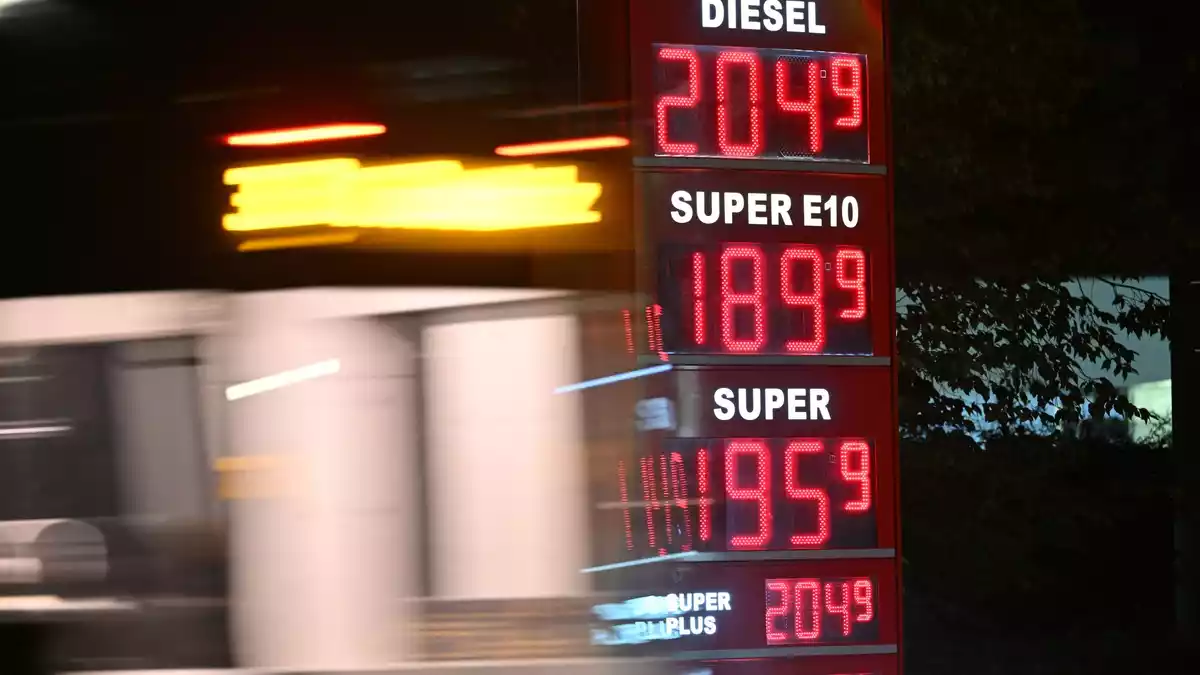 Die Spritpreise sind deutlich gefallen - teils weit unter 2 Euro. - Bild: Robert Michael/dpa