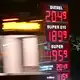 Die Spritpreise sind deutlich gefallen - teils weit unter 2 Euro. - Bild: Robert Michael/dpa