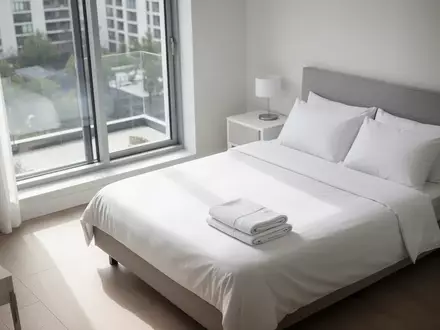 Modernes, helles Apartment mit frisch bezogenem Bett und ordentlicher Einrichtung in einer sauberen Ferienunterkunft. - Foto: über boerse-global.de