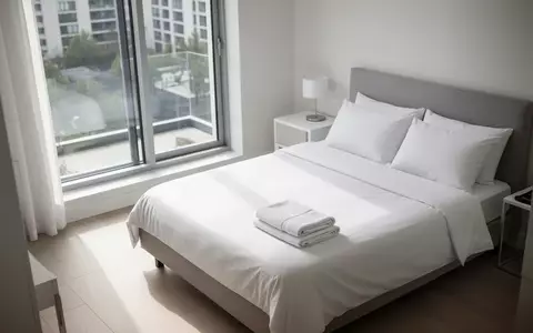 Modernes, helles Apartment mit frisch bezogenem Bett und ordentlicher Einrichtung in einer sauberen Ferienunterkunft. - Foto: über boerse-global.de