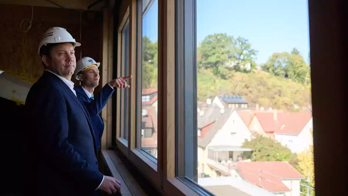 Klingbeil schaut sich an, wo mit Geld aus seinem Sondervermögen gebaut wird. (Archivbild) - Bild: Marijan Murat/dpa