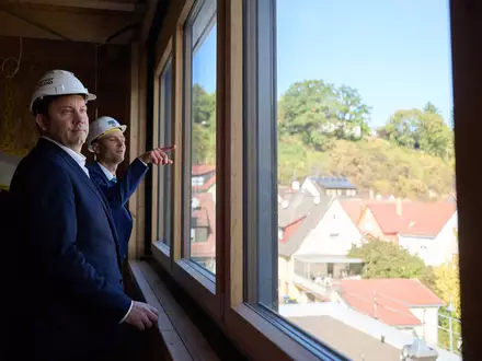 Klingbeil schaut sich an, wo mit Geld aus seinem Sondervermögen gebaut wird. (Archivbild) - Foto: Marijan Murat/dpa