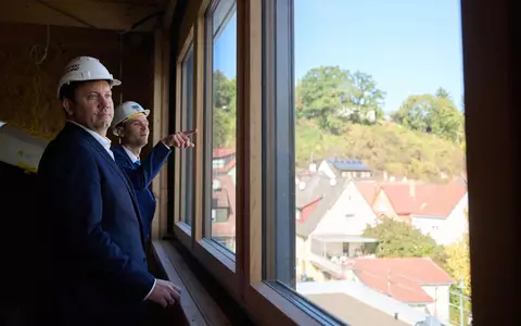 Klingbeil schaut sich an, wo mit Geld aus seinem Sondervermögen gebaut wird. (Archivbild) - Foto: Marijan Murat/dpa