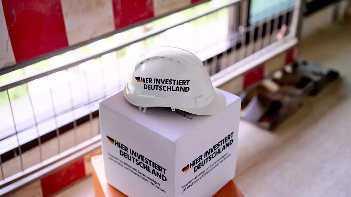 Das Finanzministerium hat Werbematerial mitgebracht. (Archivbild) - Bild: Thomas Frey/dpa