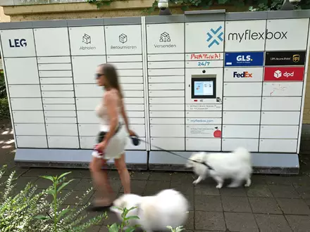 Myflexbox-Automat an einem Düsseldorfer Mietshaus im Juni 2026.  - Foto: Wolf von Dewitz/dpa