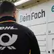 Ein DHL-Paketbote holt Sendungen aus einem DeinFach-Automaten. - Bild: Wolf von Dewitz/dpa