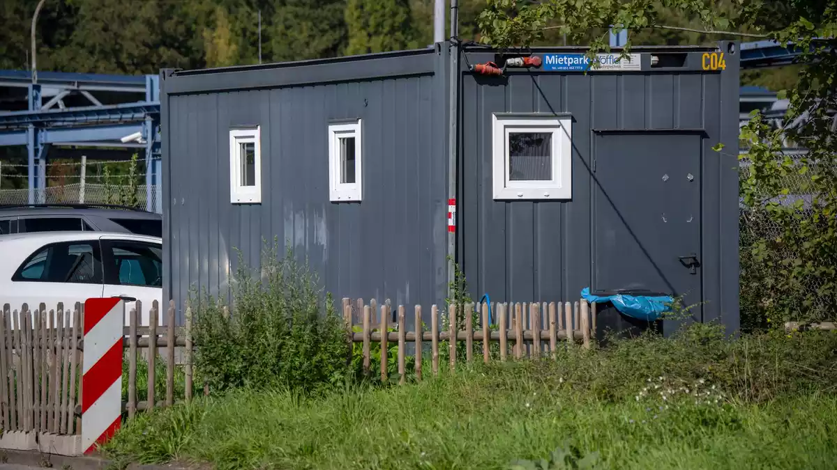 Der Rotlicht-Container in einem Trierer Gewerbegebiet ist inzwischen wieder abgebaut worden. (Archivbild) - Bild: Harald Tittel/dpa